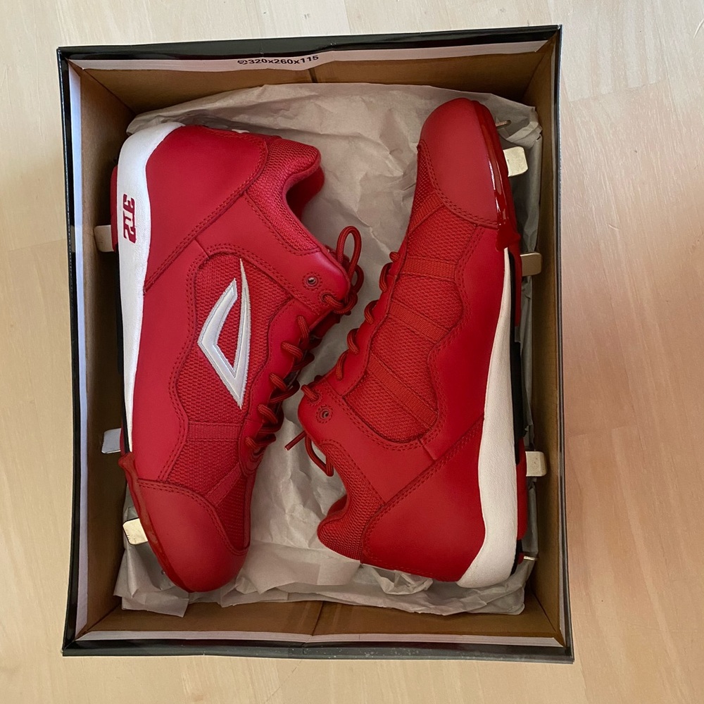 3n2 baseball/ softball cleats Men’s:8 Women’s: 10